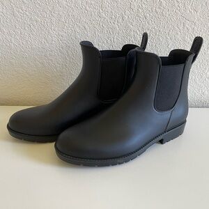 Black ankle rain boots